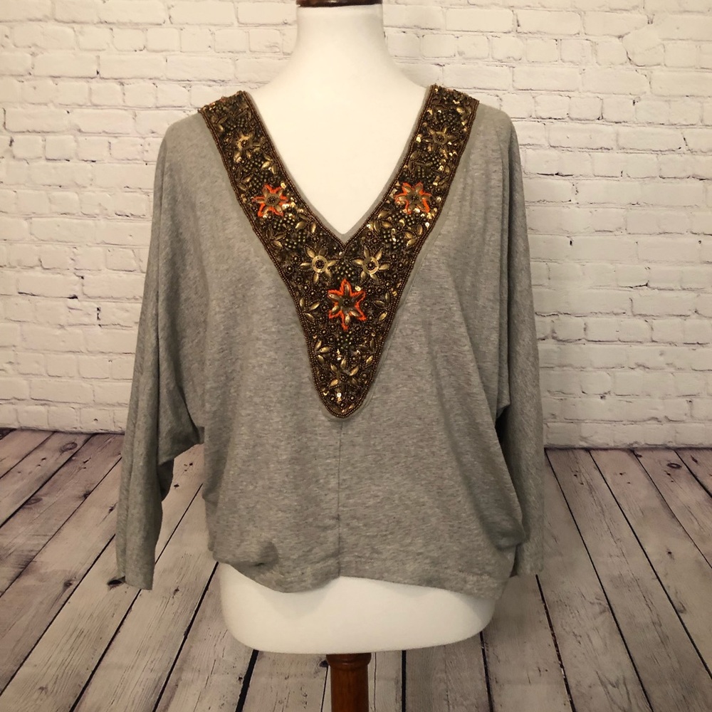Sequined top. Quarter sleeve